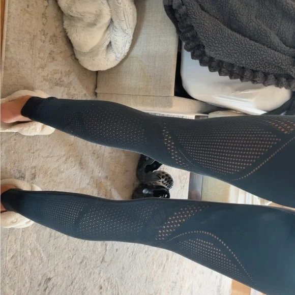 Women's lululemon Blue Mesh Leggings - Picture 5 of 6